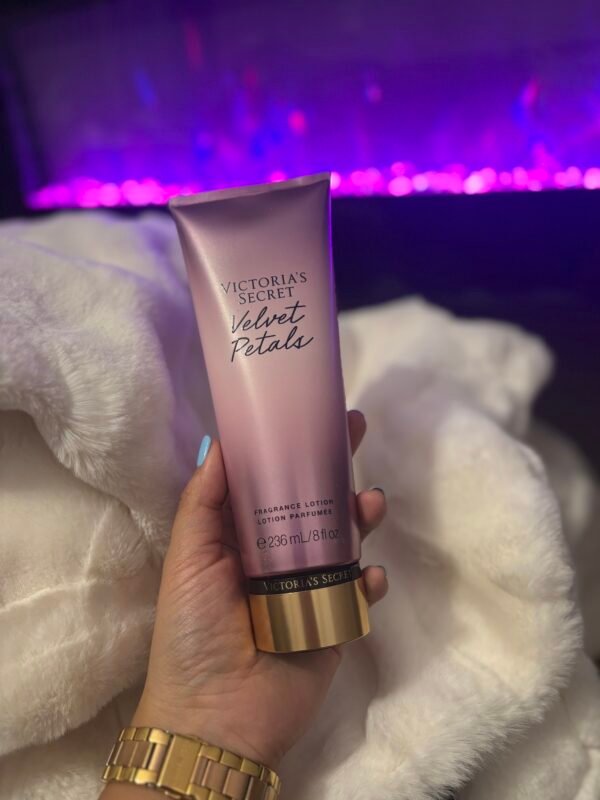 Crema Velvet Petals Vs